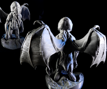 Load image into Gallery viewer, Cthulhu, Resin miniatures 11:56 (28mm / 34mm) scale
